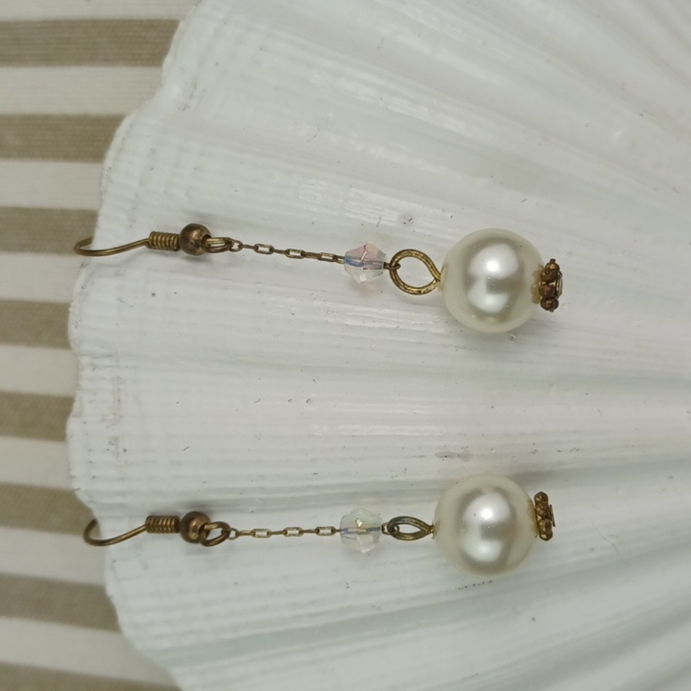 Vintage Style Setting Pearly Drop Earrings With Iridescent Bead Accent